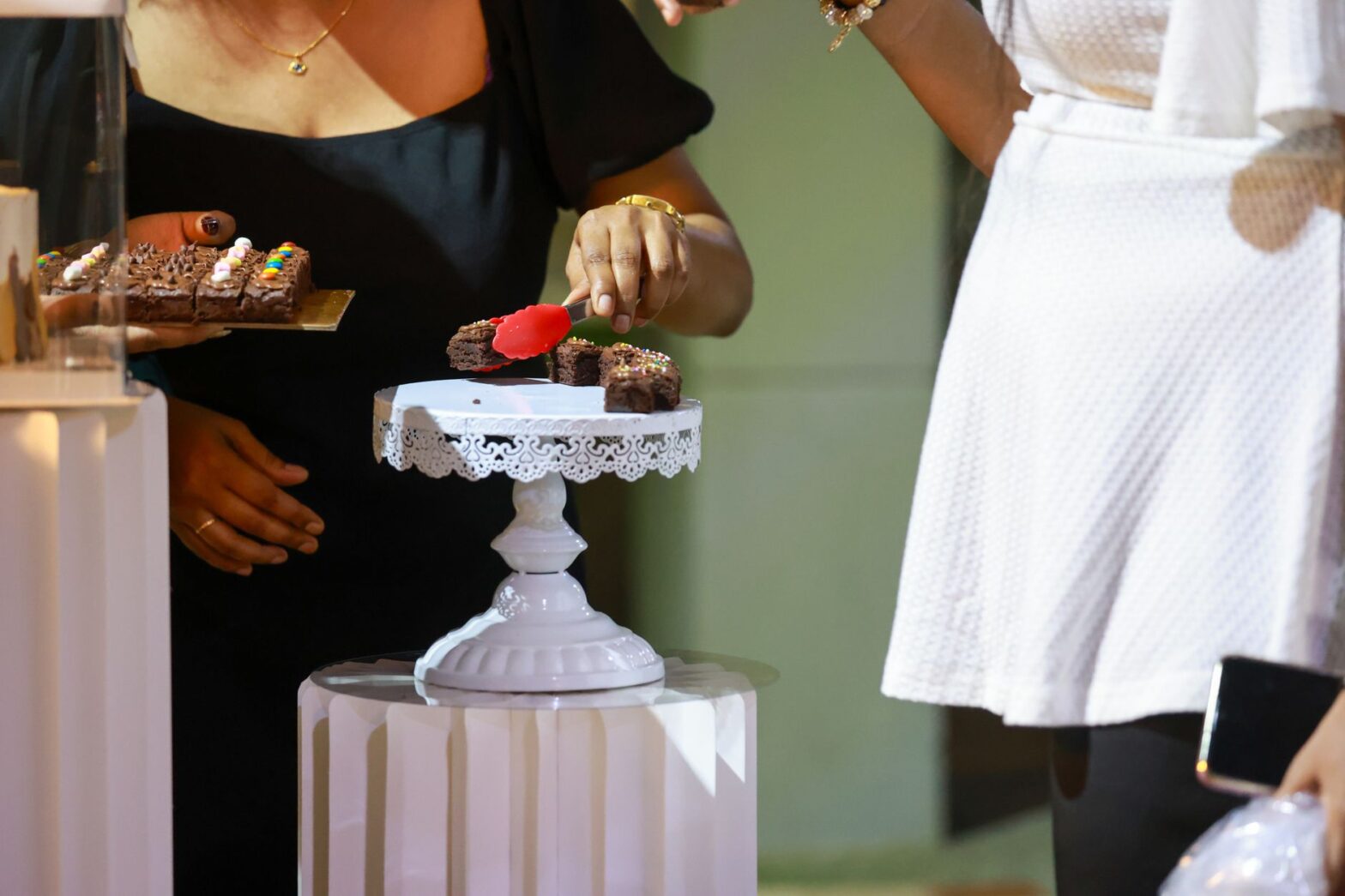 How to Brief Exhibition Hostesses Before a Dubai Trade Show